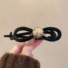 Grampo de cabelo Advanced Sense Twist Clip para mulheres na parte de trás da cabeça Grampo de tubarão para cabelo 2024 Novo laço de pérola Grampo de uma palavra