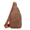 Bolsa Transversal de Couro Texturizado Retro PU Macio Bolsa de Peito Masculina Simples Versátil Mochila Casual Esportiva Impermeável Tendência Outdoor