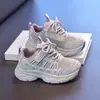 Zapatillas deportivas para niñas, zapatillas de correr ligeras de suela blanda para niños, nuevas zapatillas de malla transpirable para papá para primavera y otoño 2026