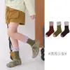 1742 Calcetines infantiles al por mayor, nuevos estilos otoño/invierno, con un diseño único de flecos, longitud a media pantorrilla, hechos con algodón peinado y construcción sin costuras, para niñas