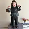 Ropa infantil nueva y elegante para primavera y otoño de 2026: un conjunto informal de tres piezas a la moda para niñas, perfecto para usar a principios de otoño