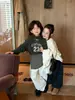 Camiseta Base de Estilo Coreano para Niños y Niñas, Estampado de Letras y Números, Suave, Cómoda, Corte Holgado, Nueva Colección Otoño 2026