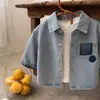 Jaquetas infantis, camisas populares de primavera e outono, camisas geométricas rasgadas para meninos e meninas, jaquetas jeans desgastadas de desenho animado, estilosas