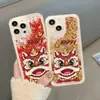 Funda para Teléfono Lion Dance de Año Nuevo Manzana 17Promax Adecuada para 15Pro Moderna Funda de Arena Líquida 16 Buena Suerte 13 Anti-Caídas