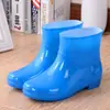 Botas de chuva curtas femininas, adequadas para cozinha, forradas com fleece, resistentes ao desgaste, antiderrapantes, sapatos de borracha, estilosas, para lavar louça, impermeáveis, quentes, sapatos aquáticos para adultos