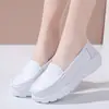 Zapatos de enfermera negros, de suela gruesa, sin cordones, hechos de cuero suave, con tacón inclinado antideslizante, adecuados para personal médico, el trabajo y el trayecto diario.; zapatos de cuero al por mayor