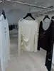 DestaqueYuran 26 Nova Coleção de Início de Outono: Camiseta slim fit de manga longa com gola canoa e cordão na cintura em algodão Pima ultrafino torcido