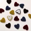 Estilo Ins Otoño e Invierno Retro Terciopelo Corazón Estéreo Botón de Corazón Pendientes DIY Pasador Accesorios para Funda de Teléfono Móvil