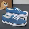 Nuevos Zapatos de Lona Blancos para Hombre Verano 2026 Tendencia Ins Suela Plana para Mujer Estudiante Casual Retro Zapatos de Skate