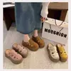 Sapatos Femininos Retro Fechados Perfurados 2025 Novo Estilo de Verão para Mulheres Baixas, Chinelos Elegantes com Solado Grosso Aumentadores de Altura Estilo Birkenstock