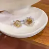 Aretes de Aleación de Cobre con un Toque de Moda y Alta Gama, Diseño de Flor de Cubo de Azúcar, Lujo Ligero, Sencillos y Versátiles, Nuevo Modelo 2026