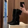 Botas de moda estilo retrô, novas botas femininas simples e estilosas com fivela de cinto e design plissado, botas versáteis de tecido de cano médio 2026