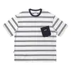 Camiseta de Manga Corta a Rayas con Bloques de Color Estilo Americano para Hombre Joven, Moda Versátil con Bolsillo y Parche, Cuello Redondo