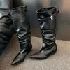 Diseño de nicho apilado botas de caballero botas de otoño e invierno estilo coreano circunferencia de pantorrilla grande punta fina 2026 nuevas botas altas botas largas plisadas