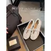Em estoque e envia imediatamente! Sapatos de balé planos elásticos vazados trançados com cadarço de renda francesa elegante, mesmo estilo da Grape Mom, para mulheres