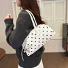 Bolso tote único y elegante, estilo bolso de bolos, nueva colección otoño 2026, diseño de lunares moderno y minimalista, adecuado para ir al trabajo, se puede llevar bajo el brazo o como bolso de hombro