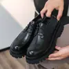 Zapatos Derby de suela gruesa con brogue tallado estilo británico, zapatos de trabajo de cuero vintage desgastado, zapatos casuales que aumentan la altura, zapatos retro para hombre