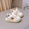 Zapatos Blancos con Estrellas para Niños 2026 Primavera/Otoño Nuevo Estilo Zapatos Deportivos Casuales para Niñas Pequeñas Zapatos de Tabla para Bebés Zapatos para Caminar para Bebés