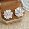 Zhao Lusi con el mismo estilo de pendientes de flores de perla, pendientes de nicho femeninos de alta gama 2024, nuevos pendientes de diseño único