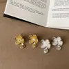 Pendientes de Flor de Metal con Textura de Lujo Ligero para Mujer Diseño de Nicho Exquisitos Versátiles para el Trabajo Pendientes Pendientes