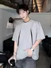 Camiseta Blanca Desestructurada de Peso Pesado de Manga Corta para Hombre, Elegante, Fresca, Cuello Pequeño, Hombro Normal, Estilo Americano High Street, Parche, Manga Media