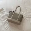 Bolsa feminina grande de capacidade, estilo retrô simples, novo modelo para o início do outono de 2026, bolsa de ombro estilosa e texturizada, bolsa tote de trabalho moderna e chique