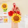 Llavero de girasol tejido a crochet de peluche creativo, colgante de moda de dibujos animados para mochila escolar, un par de exquisitos pequeños regalos al por mayor