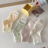 Meias Casuais para Mulheres, Meias Curtas Listradas Verticais Estilo Japonês para Primavera e Verão, Meias de Algodão de Corte Baixo na Cor Creme, Meias Modernas
