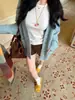 Estilo Novo Primavera e Outono 2025 Top com Ombro Direito Gola Redonda Manga Longa Feminino Jacquard Texturizado Bordado Camisa Básica Roupa Íntima Feminina