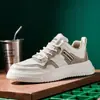 Novos Sapatos Brancos de Solado Grosso Masculinos 2026, Tênis Casuais Versáteis, Sapatos para Festa de Estudante e Dia a Dia, Sapatos Masculinos Leves de Solado Macio