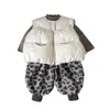 [Personalizado] Roupa de inverno estilo coreano para bebês meninas: colete matelassê super fofo, calça de fleece com estampa de leopardo e um conjunto quente de três peças