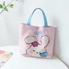 Bolso lindo de estilo caricatura nuevo para mujer, una opción elegante y moderna para mamás que salen o van al trabajo, con un diseño japonés y un tamaño pequeño adecuado para llevar el almuerzo.