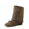 Botas dobráveis de camurça com laço de borboleta e fivela redonda, de uso duplo, com salto plataforma para aumentar a altura, para o inverno de 2026, botas de cano alto e salto médio para mulheres