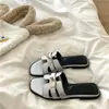 Estilo Old Money Tendência! Sandálias de Verão Ins Estilo Francês Emagrecedoras para Mulheres, Chinelos Planos Respiráveis para Uso Externo