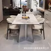 Mesa de jantar minimalista italiana em mármore com base de metal em dois tons, um conjunto retangular de mesa e cadeiras de jantar em mármore adequado para casas grandes