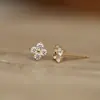 Plata de origen plata de ley S925 chapada en oro de 18 quilates trébol de cuatro hojas de la suerte mini ultrapequeños pendientes moda mujer diseño de temperamento sentido