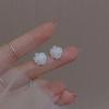 S925 Prata Moda Francesa Flor Branca Orelha Stud Mulheres Estilo Ocidental Design de Nicho High-end Sense Brincos All-match Brincos