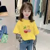 Nova Camiseta Top de Manga Longa Color Block de Algodão Puro para Primavera e Outono para Meninos e Meninas, Camiseta Base Estilosa Falsa de Duas Peças