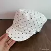 Sombrero de equitación clásico retro vintage de lunares para mujer con hebilla metálica, estilo francés, de alta gama, adelgazante, gorra de béisbol versátil de copa plana