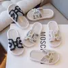 Pantuflas de Moda para Niñas 2026 Verano Nuevas Pantuflas de Suela Plana con una Tira para Niñas Pequeñas Estilo Coreano Sandalias Infantiles para el Hogar y para Uso al Aire Libre