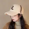 Gorra de lana de cordero con pico para mujer 2024 Nueva moda Celebridad de Internet Adelgazante para la cara Otoño e Invierno Felpa cálida Corona profunda Gorra de béisbol