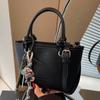 Bolsa Balde Portátil Estilosa e Simples em Estilo Ocidental para Mulheres 2025 Primavera Nova Bolsa Transversal de Ombro Versátil de Alta Qualidade Moderna