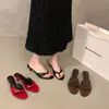 Sandalias de tiras rojas estilo francés con tacón de gatito para mujer Chuyuji, adecuadas para uso en exteriores, colección de verano 2026, elegante negro para combinar con faldas