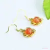Ai Yu Conjunto de Tres Piezas de Cristal Natural Colgante de Cristal de Fresa Anillo Pendientes Conjunto Venta al por Mayor Dropshipping S5021102L