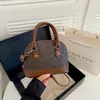 Coleção Outono 2026: Bolsa de mão leve e moderna em estilo retrô, com formato de concha, uma bolsa de ombro e bolsa transversal versátil para mulheres