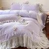 Juego de lujo de invierno estilo francés de cuatro piezas con delicado bordado, tela de terciopelo de leche, una funda nórdica de forro polar coral estilo princesa y una falda de cama cálida y engrosada