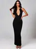 G26D450 Vestido largo de punto de alta elasticidad, ajustado al cuerpo, estilo europeo y americano transfronterizo, con cuello halter, hebilla metálica y escote en V profundo, ropa para mujer