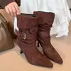 Botas de Moda Outono/Inverno 2026 Bico Fino Empilhado, Botas de Cano Curto Retrô Estilosas, Botas de Camurça com Salto Agulha e Fivela Elegante que Afina, Novo Estilo