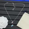Collar de Letras de Lujo Ligero Nuevo Estilo Transfronterizo Europeo y Americano 2025 con Logo e Incrustaciones de Diamante para Mujer, Venta al por Mayor de Collares de Gama Alta