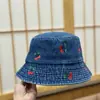 Sombrero de pescador de mezclilla bordado con dibujos animados lindos de alta calidad para mujer, moderno y versátil para salir, con un diseño texturizado que hace que la cara se vea más pequeña y a la moda
